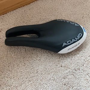 Ism adamo prologue saddle